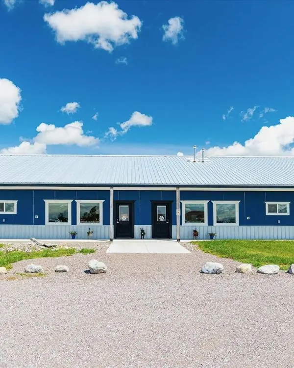 The front of the ranch building at pickup time.